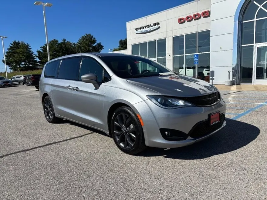 2019 Chrysler Pacifica Touring Plus photo 1