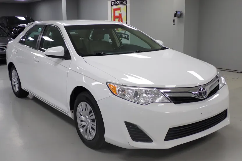 2014 Toyota Camry LE photo 1