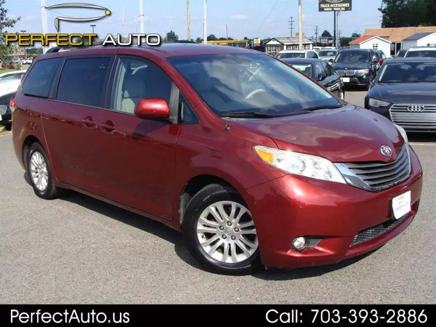 2014 Toyota Sienna XLE photo 1