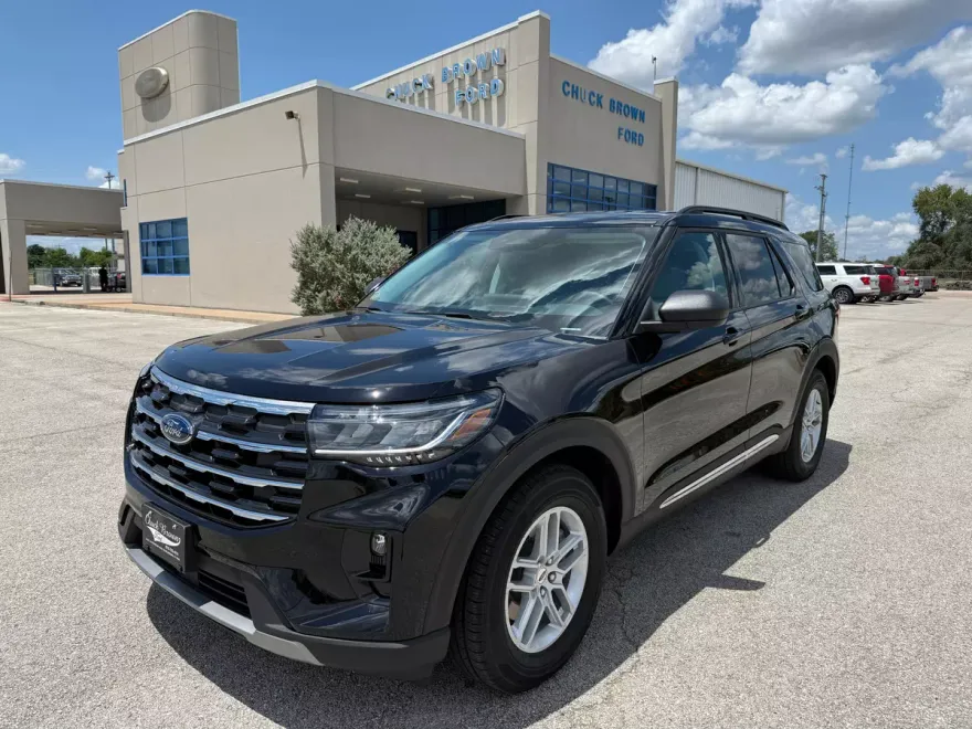 2025 Ford Explorer photo 1