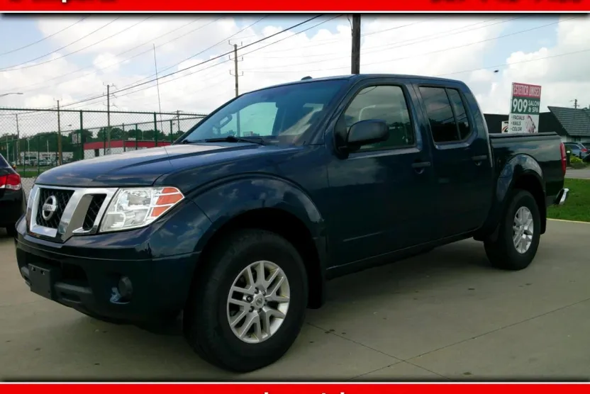 2015 Nissan Frontier SL Crew Cab photo 1