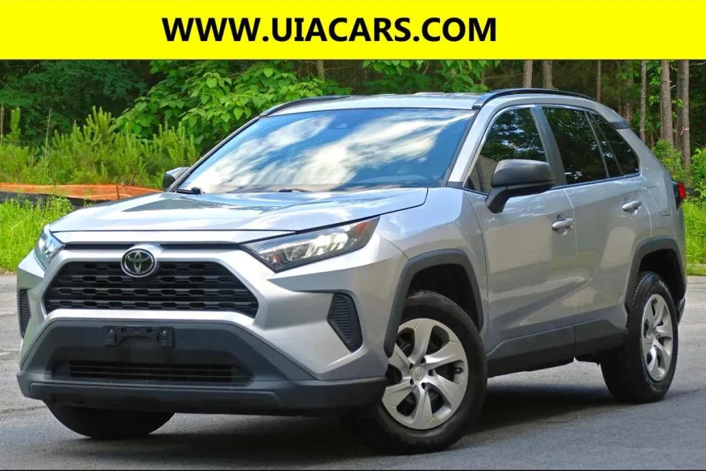 2020 Toyota RAV4 LE photo 1