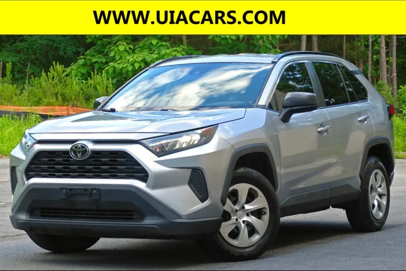 2020 Toyota RAV4 LE photo 1