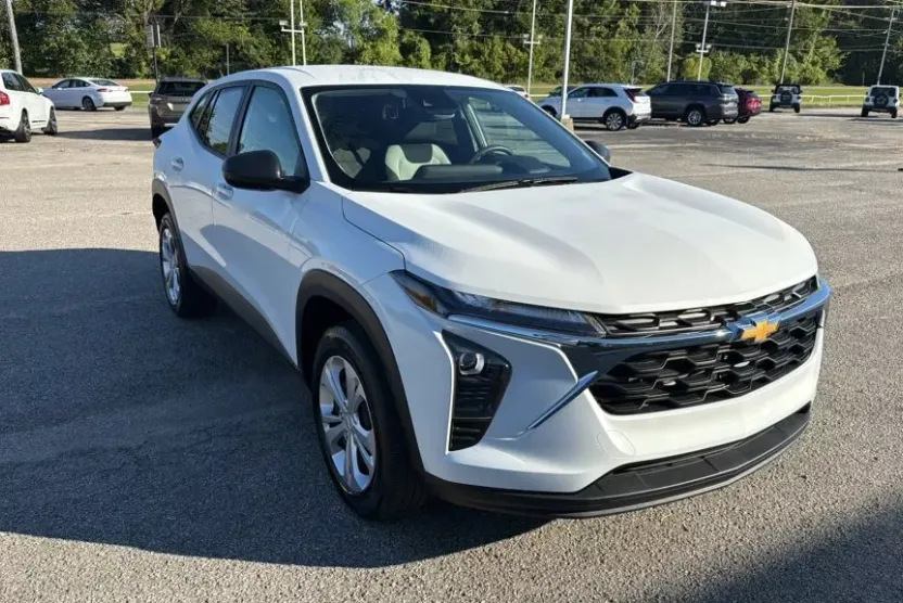 2025 Chevrolet Trax LS photo 1