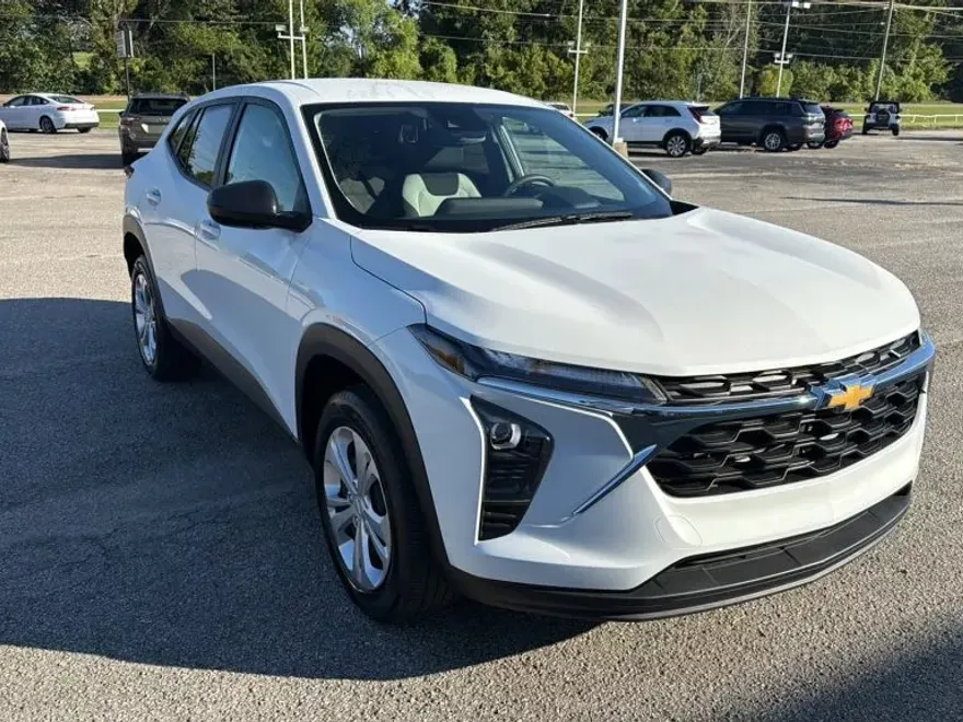 2025 Chevrolet Trax LS photo 1