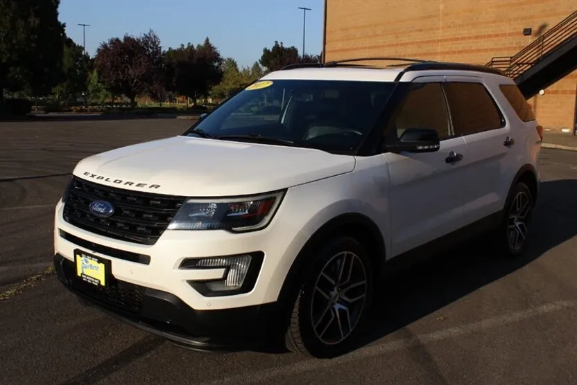 2017 Ford Explorer Sport photo 1