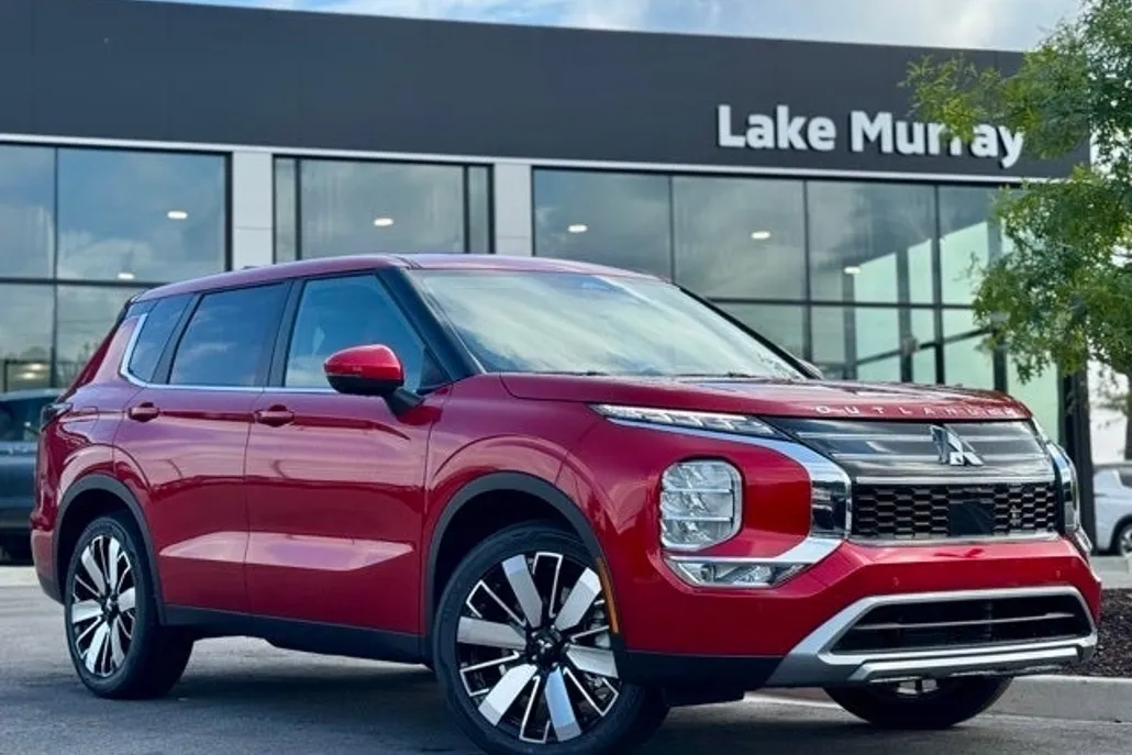 2025 Mitsubishi Outlander SE photo 1