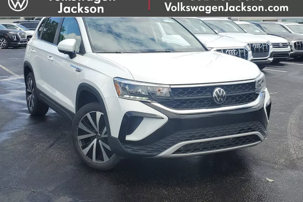 2024 Volkswagen Taos SE photo 1