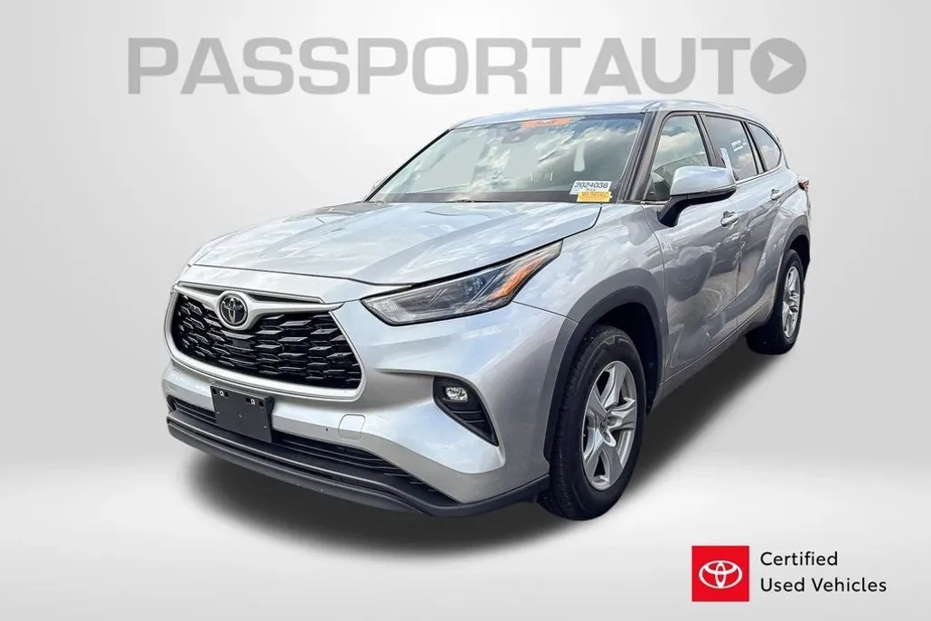 2023 Toyota Highlander LE photo 1