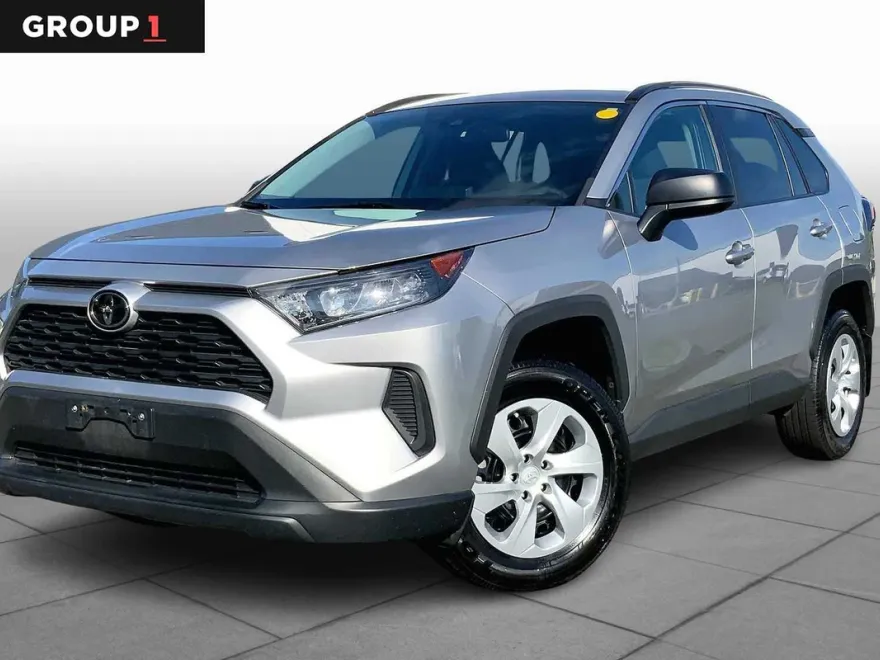 2020 Toyota RAV4 LE photo 1