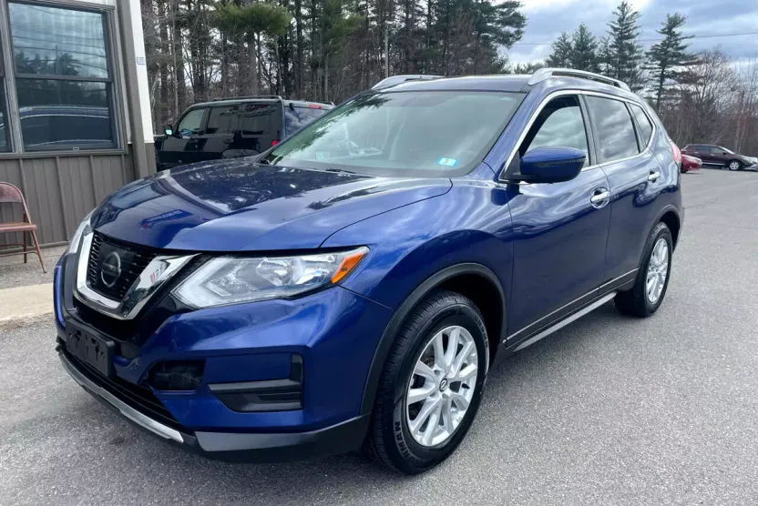 2017 Nissan Rogue SV photo 1