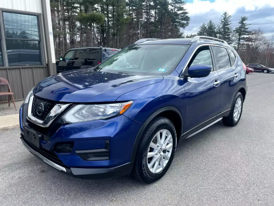 2017 Nissan Rogue SV photo 1