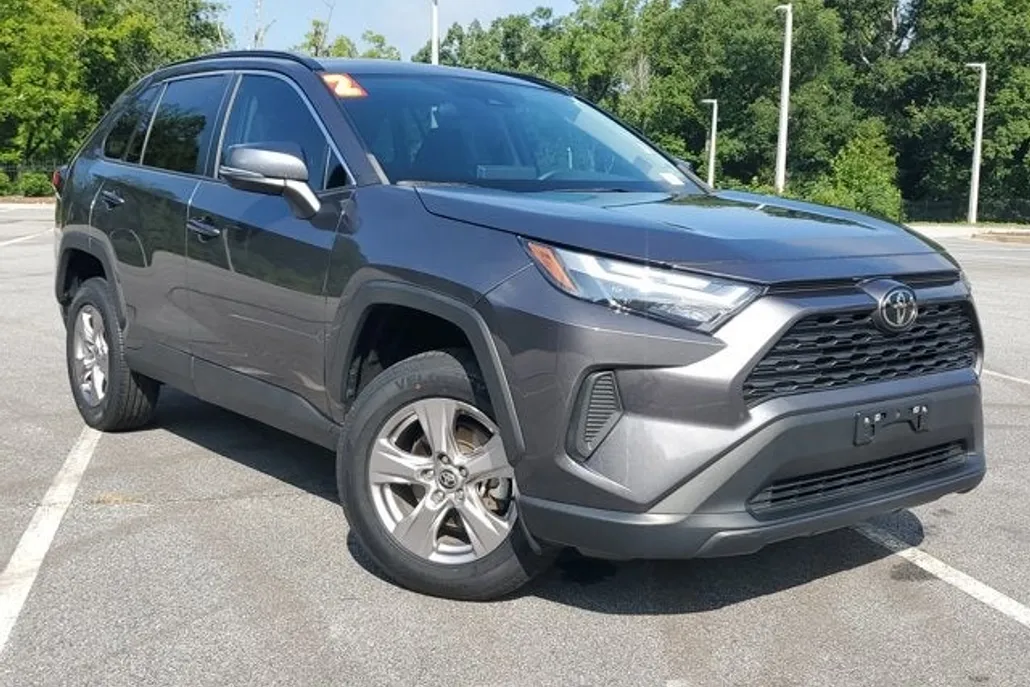 2022 Toyota RAV4 XLE photo 1