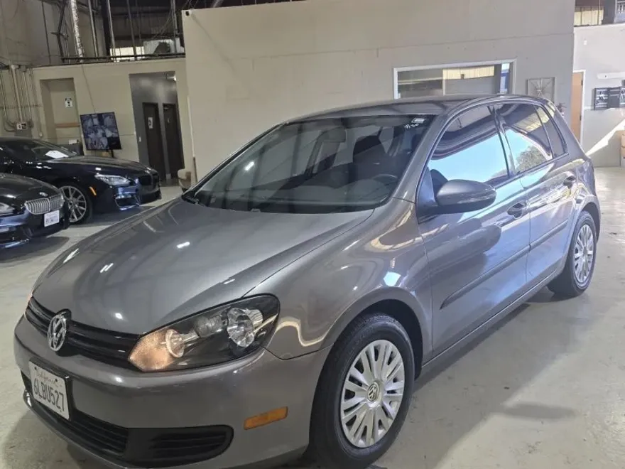 2010 Volkswagen Golf photo 1