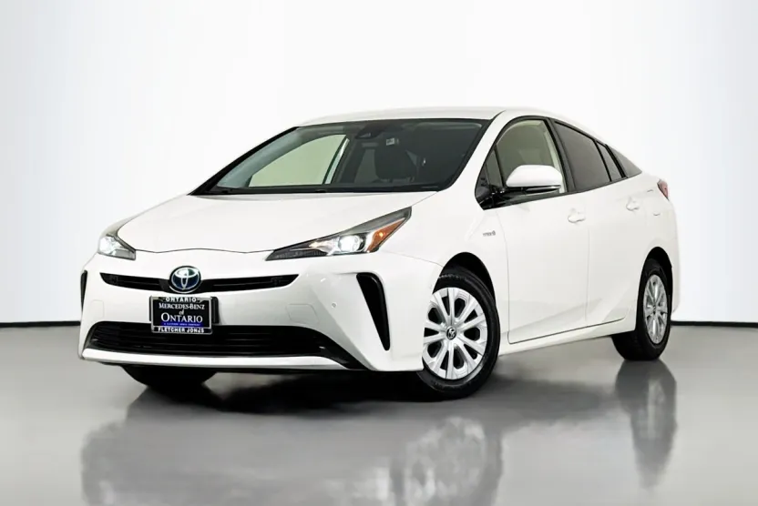 2019 Toyota Prius LE photo 1