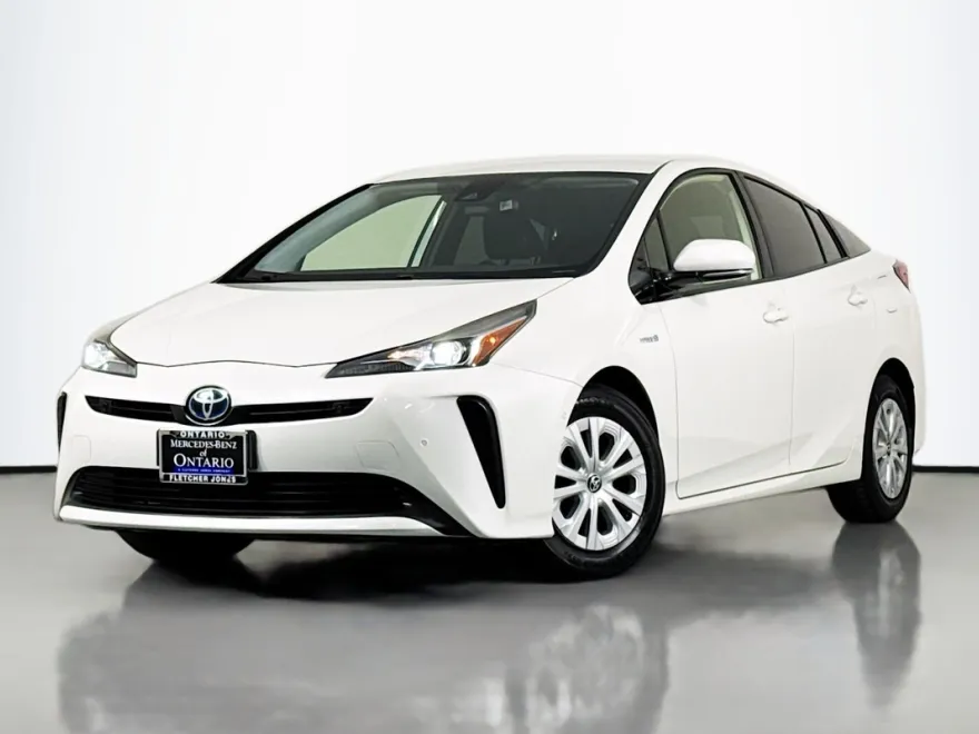 2019 Toyota Prius LE photo 1