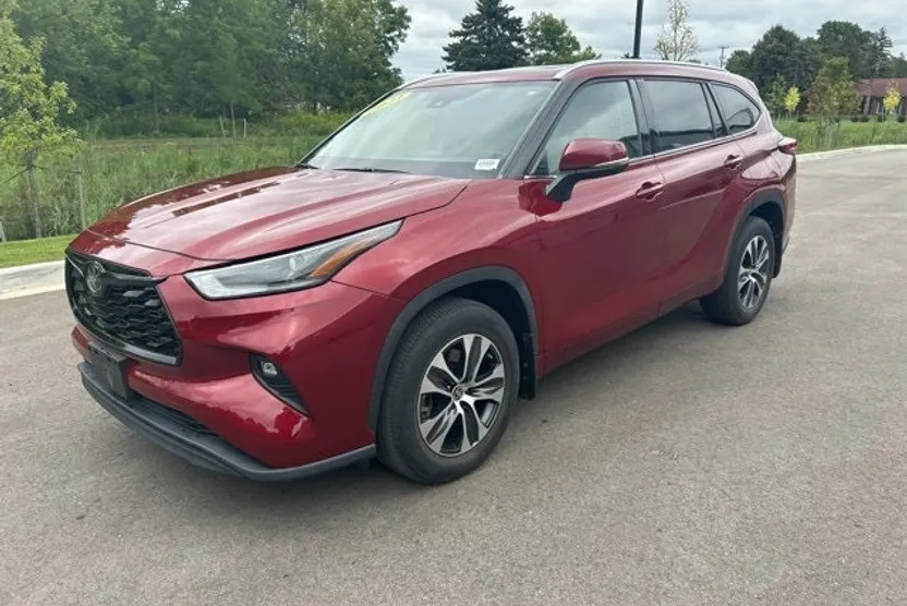 2021 Toyota Highlander XLE photo 1