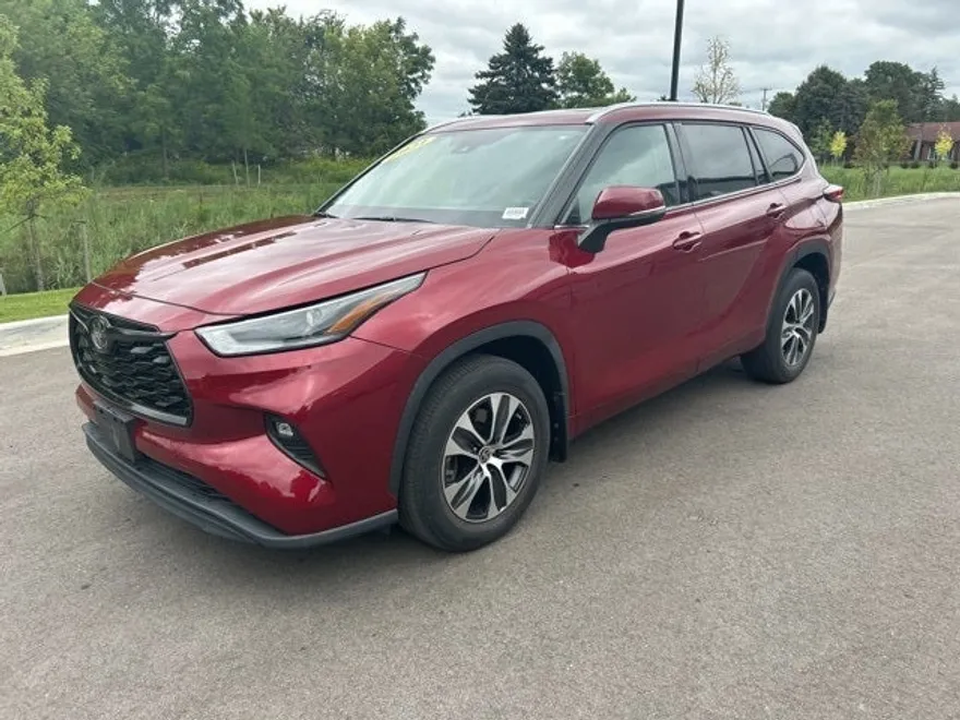 2021 Toyota Highlander XLE photo 1