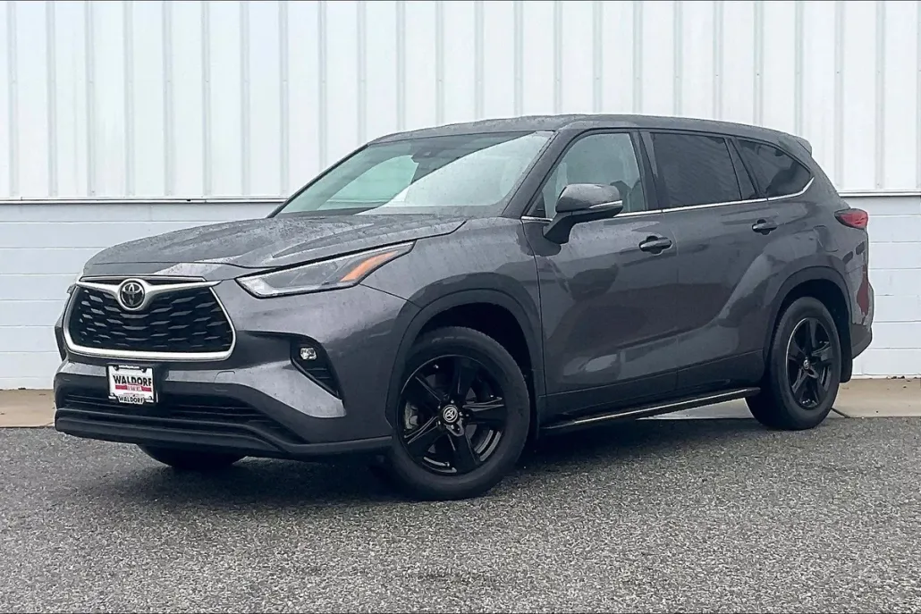 2022 Toyota Highlander LE photo 1