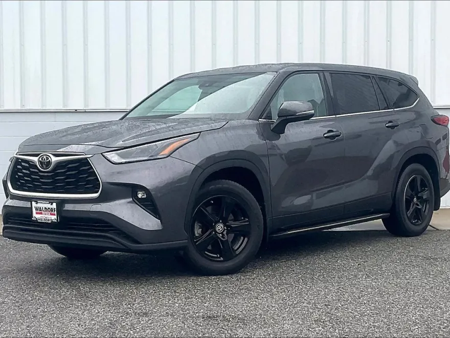 2022 Toyota Highlander LE photo 1