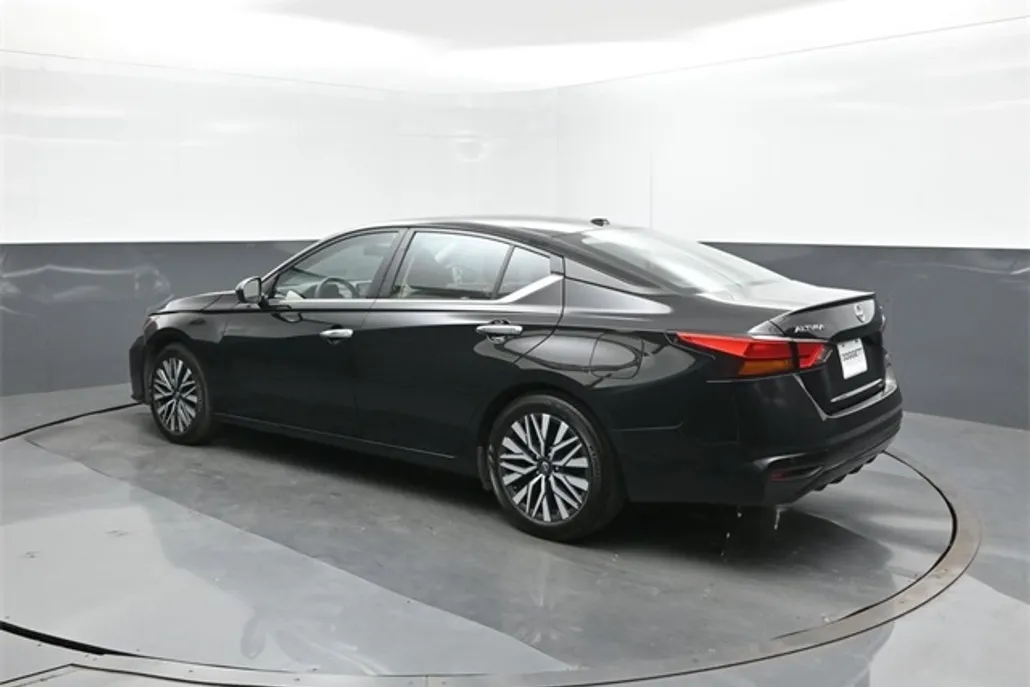 2024 Nissan Altima 2.5 SV photo 1