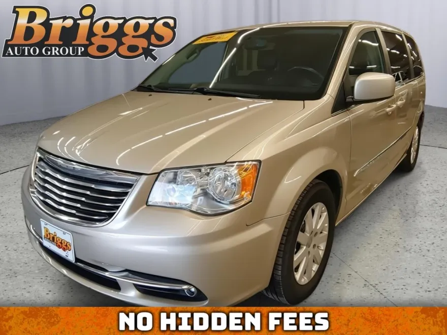 2016 Chrysler Town & Country Touring photo 1