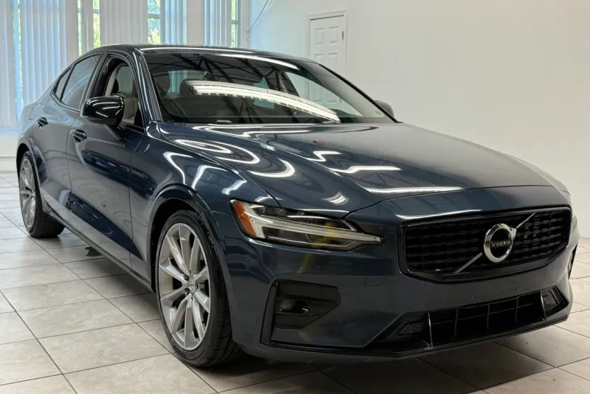 2021 Volvo S60 T5 Momentum photo 1