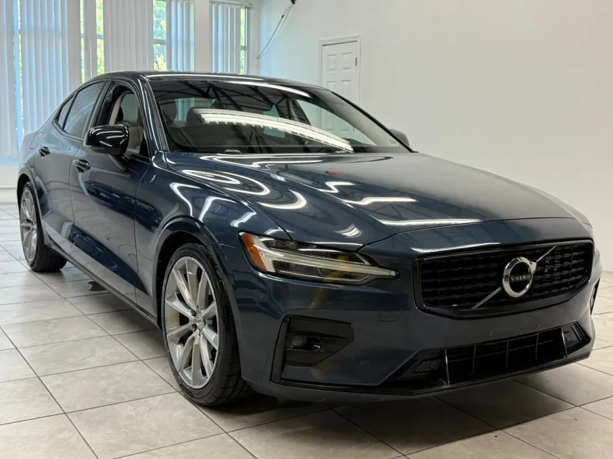 2021 Volvo S60 T5 Momentum photo 1