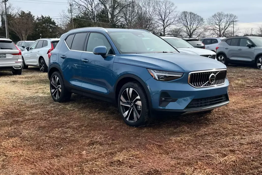 2025 Volvo XC40 photo 1