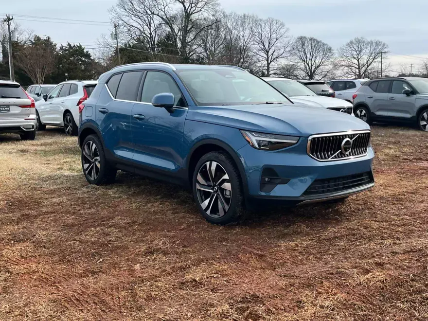2025 Volvo XC40 photo 1