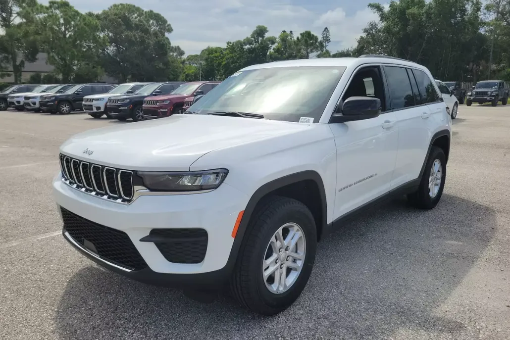 2025 Jeep Grand Cherokee Laredo photo 1