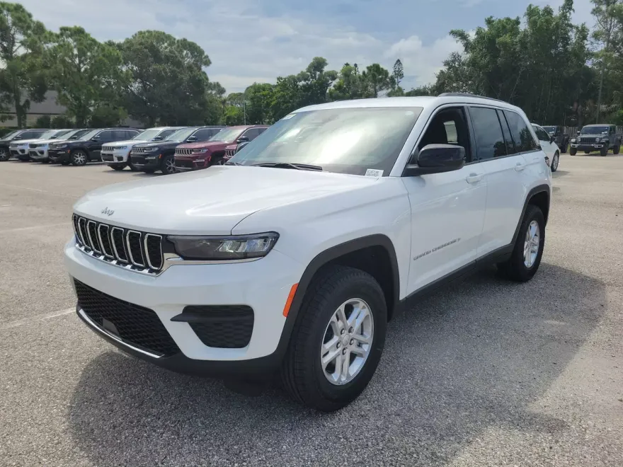 2025 Jeep Grand Cherokee Laredo photo 1