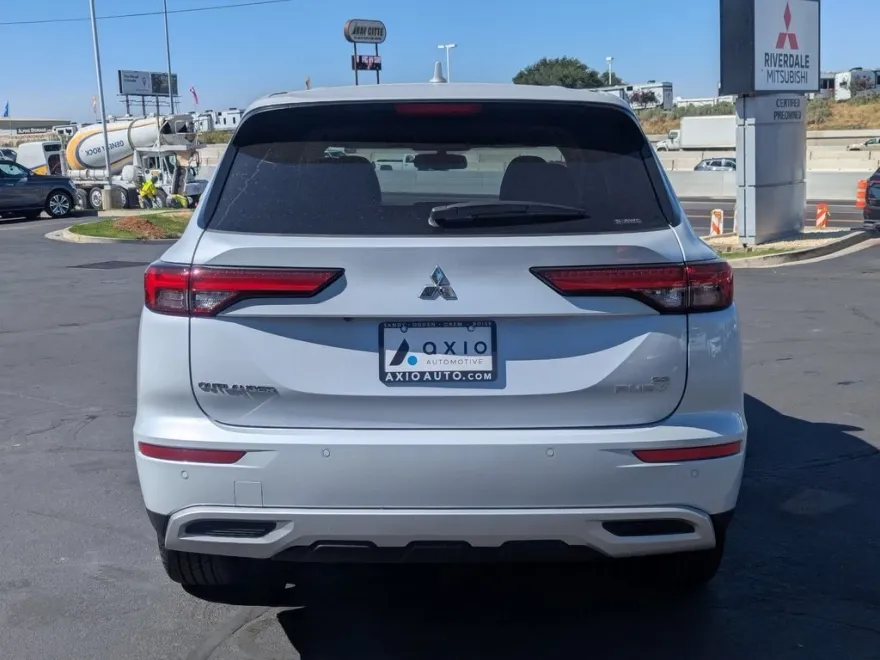 2025 Mitsubishi Outlander PHEV SE photo 1