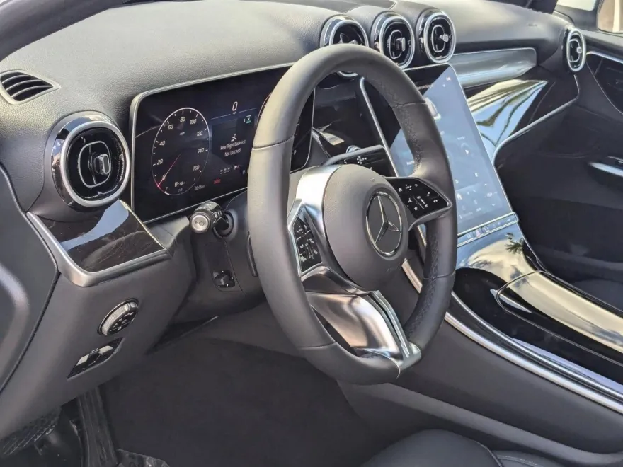 2025 Mercedes Benz GLC 300 photo 1