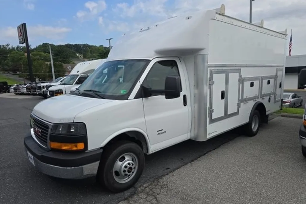 2025 Gmc Savana Cutaway photo 1
