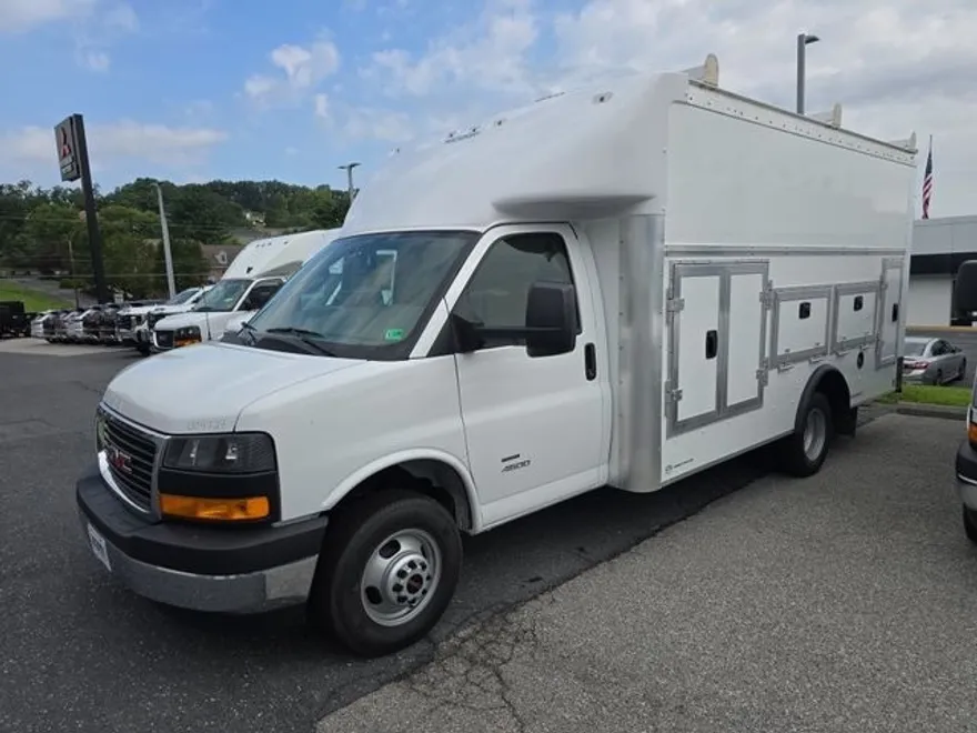 2025 Gmc Savana Cutaway photo 1