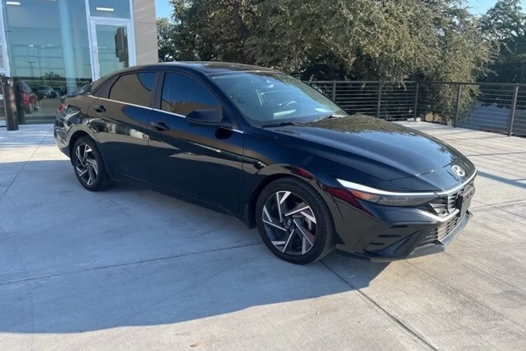 2024 Hyundai Elantra SEL photo 1