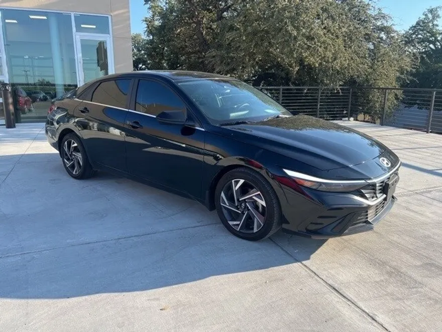 2024 Hyundai Elantra SEL photo 1