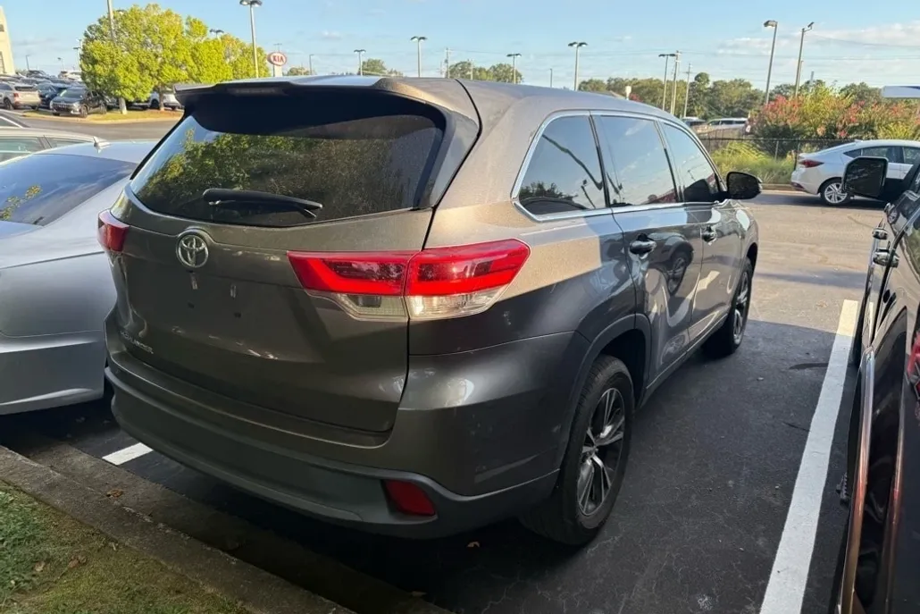 2018 Toyota Highlander LE photo 1