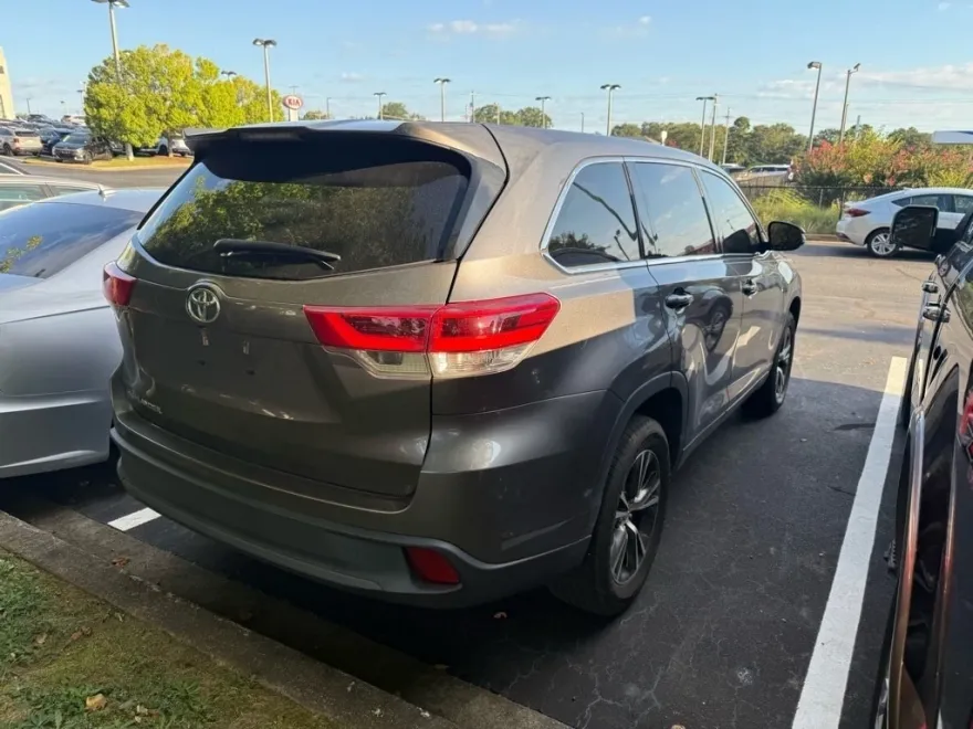 2018 Toyota Highlander LE photo 1
