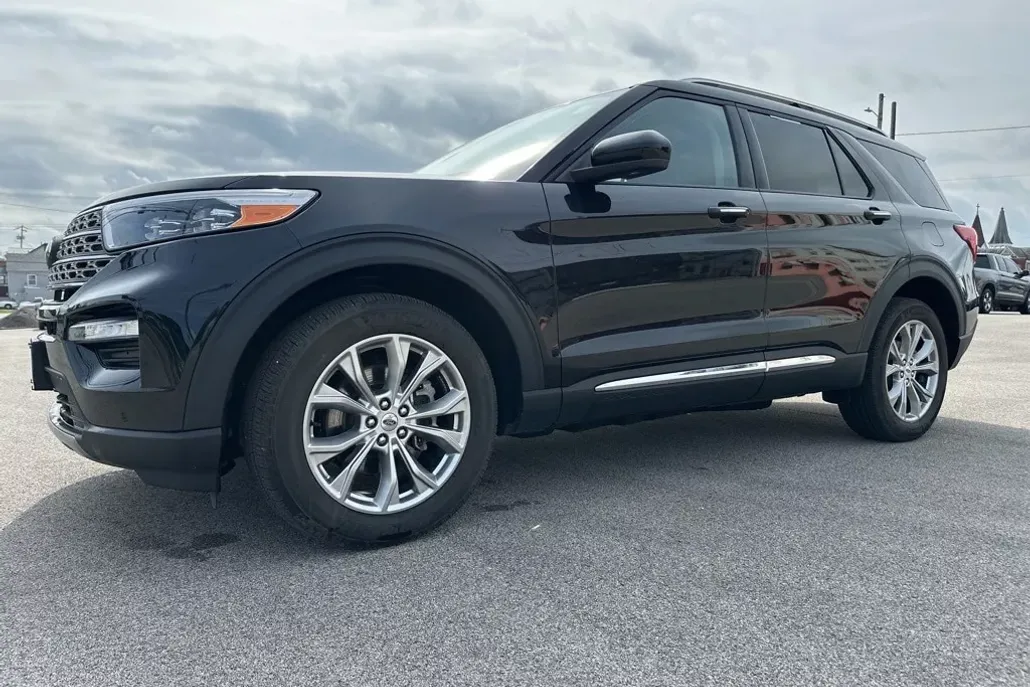 2024 Ford Explorer Limited photo 1