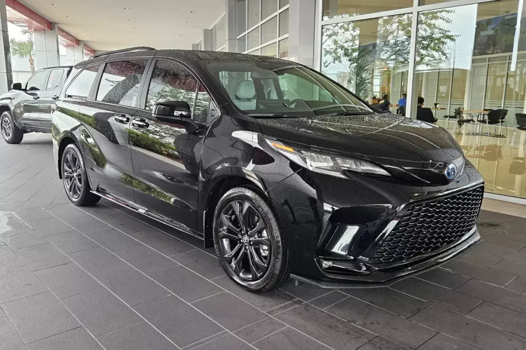 2025 Toyota Sienna XSE photo 1