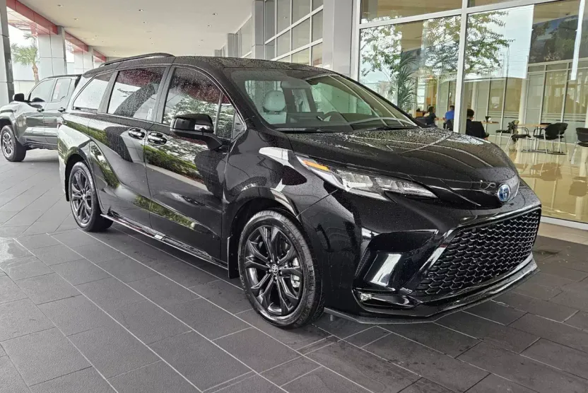 2025 Toyota Sienna XSE photo 1