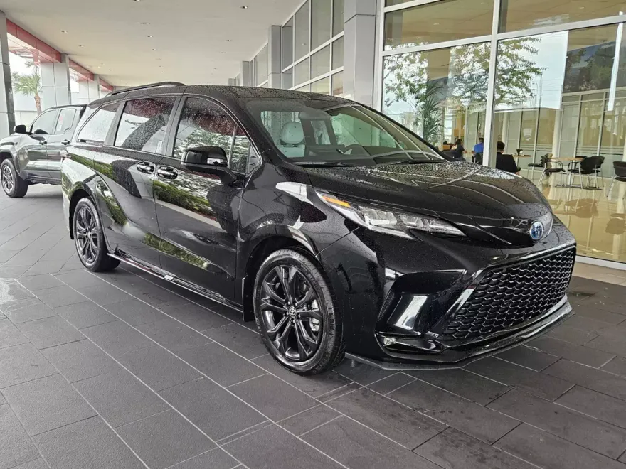 2025 Toyota Sienna XSE photo 1