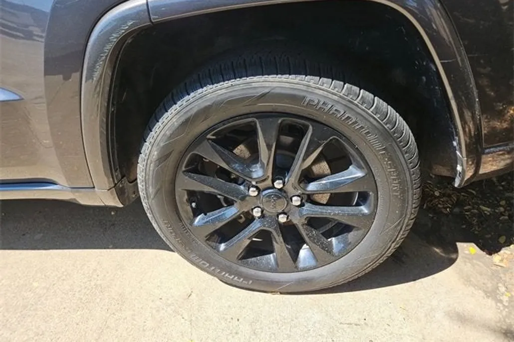 2020 Jeep Grand Cherokee Laredo photo 1