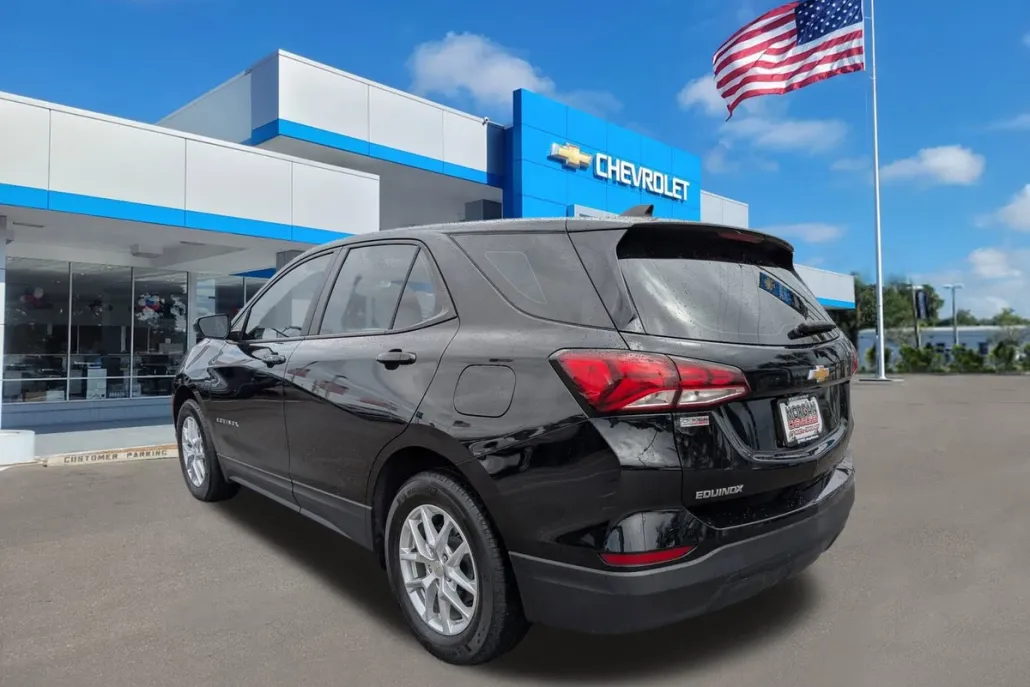 2023 Chevrolet Equinox LS photo 1