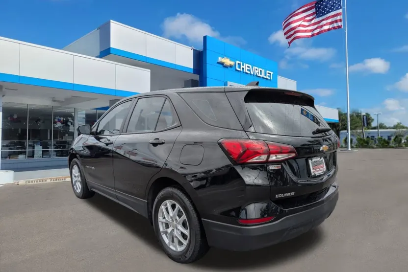 2023 Chevrolet Equinox LS photo 1