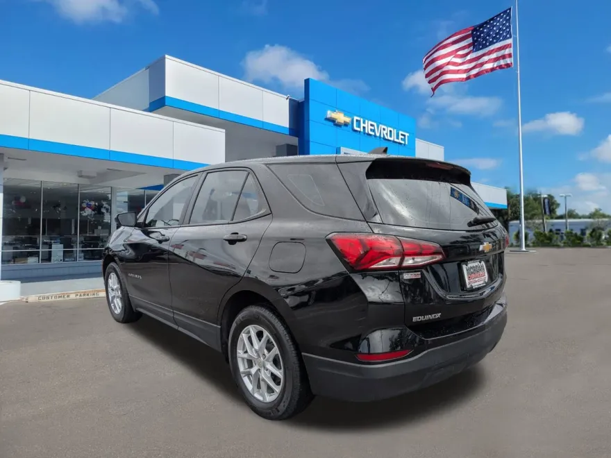 2023 Chevrolet Equinox LS photo 1