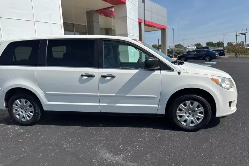 2010 Volkswagen Routan S photo 1