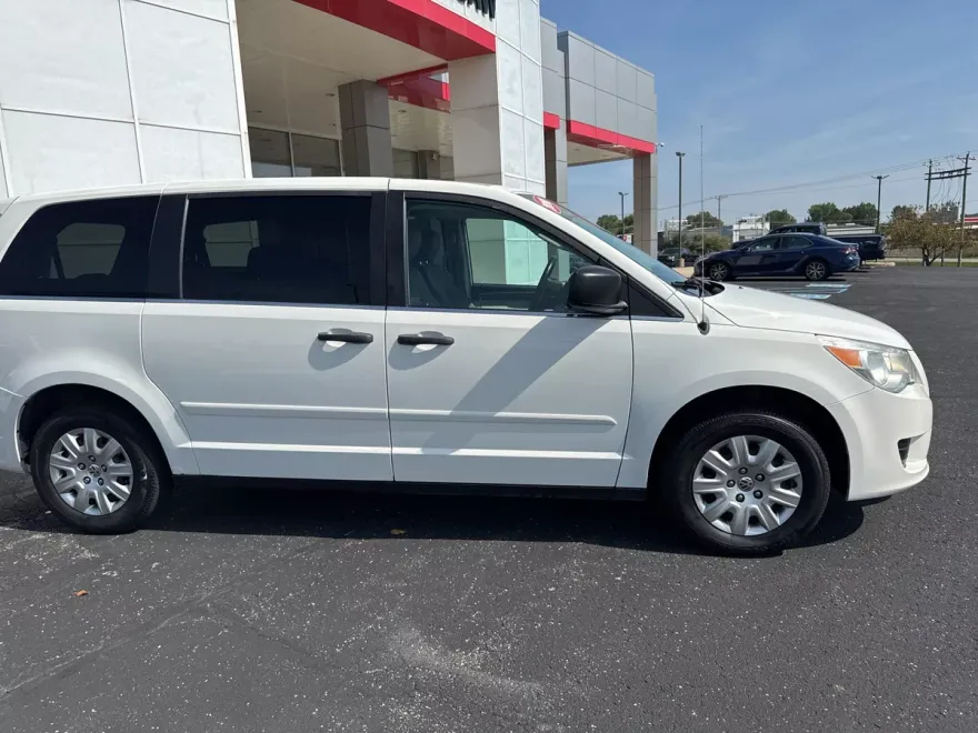 2010 Volkswagen Routan S photo 1